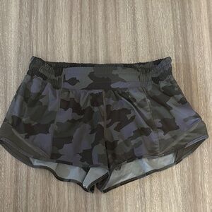 Lululemon Hotty Hot 2.5” Low rise size 8
